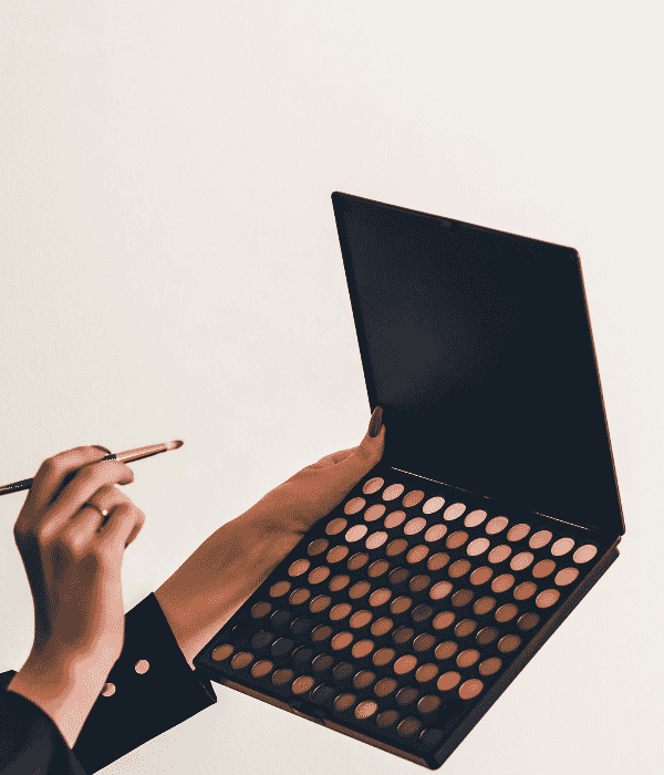 Untitled design (22) (1) Huda Beauty The New Nude Eyeshadow Palette